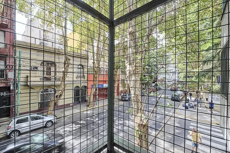 Venta Departamento 4 ambientes Amplio Semipiso Balcón Patio Cochera fija y Baulera Caballito 2