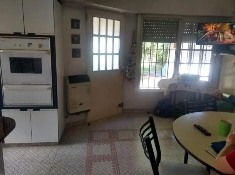 Chalet de 6 ambientes con parque y piscina en Monte Grande. 4