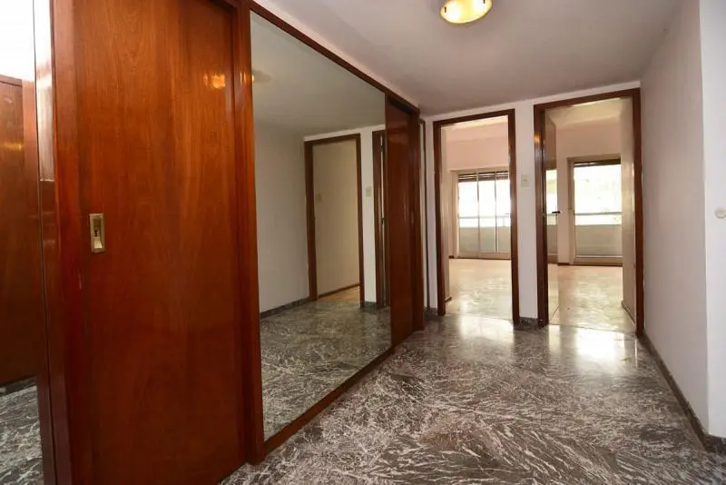 Semipiso al frente en excelente ubicación. Palier privado, living comedor a balcón. 3 dormitorios 3