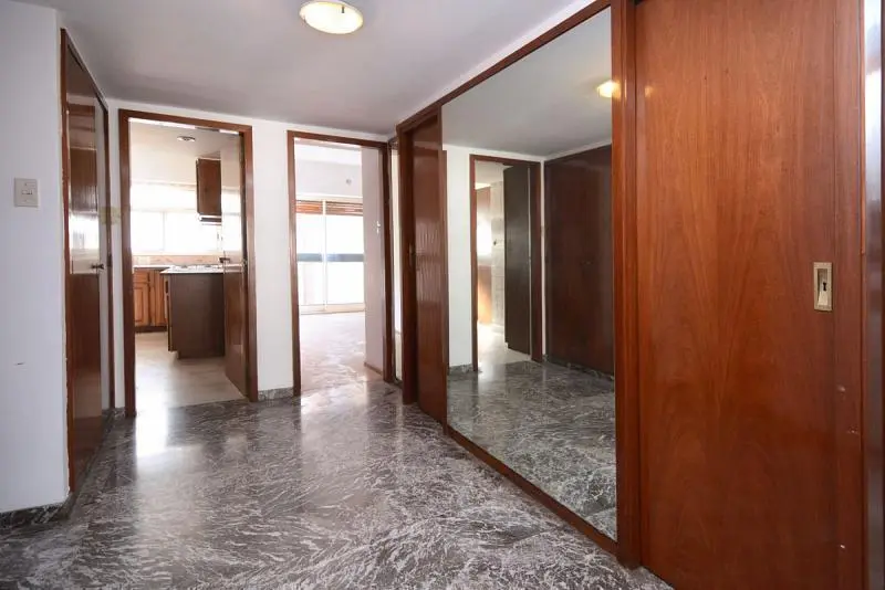 Semipiso al frente en excelente ubicación. Palier privado, living comedor a balcón. 3 dormitorios 2