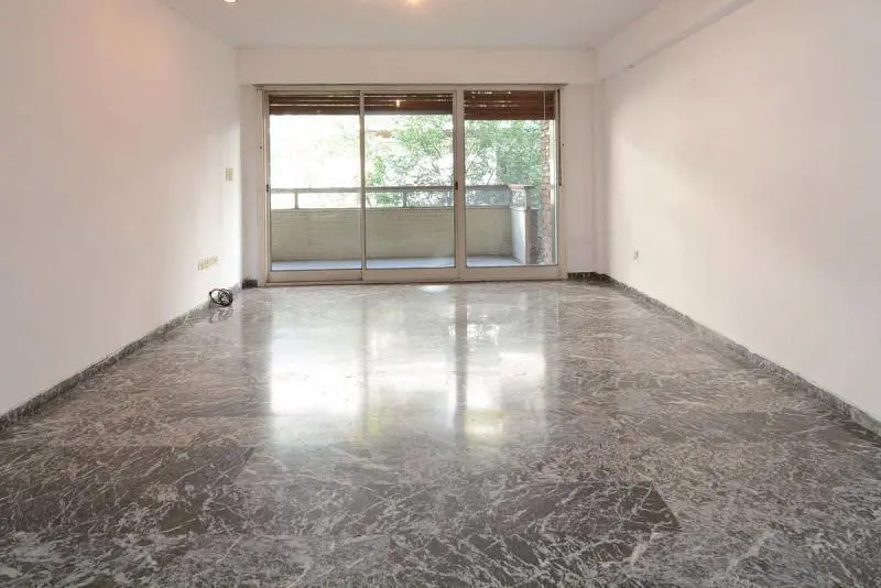 Semipiso al frente en excelente ubicación. Palier privado, living comedor a balcón. 3 dormitorios 1