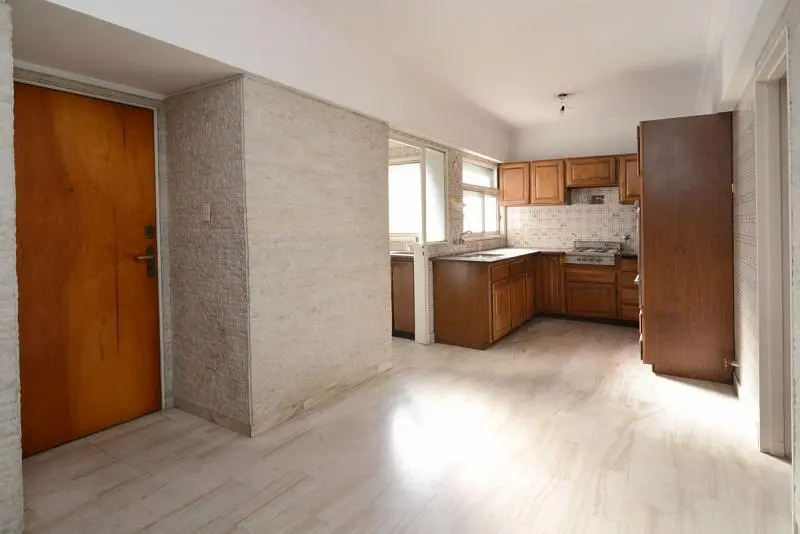 Semipiso al frente en excelente ubicación. Palier privado, living comedor a balcón. 3 dormitorios 5