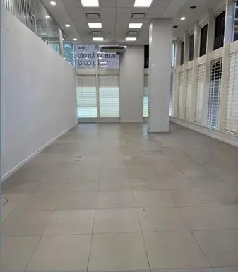Estrátegico local en Alem Plaza en Barrio Catalinas 4