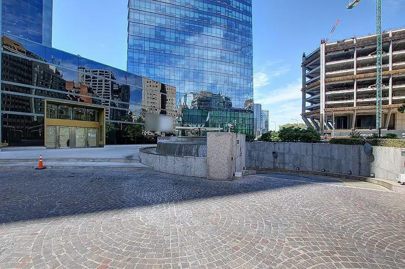 Estrat{egico local en esquina en Alem Plaza en el Barrio Catalinas 3