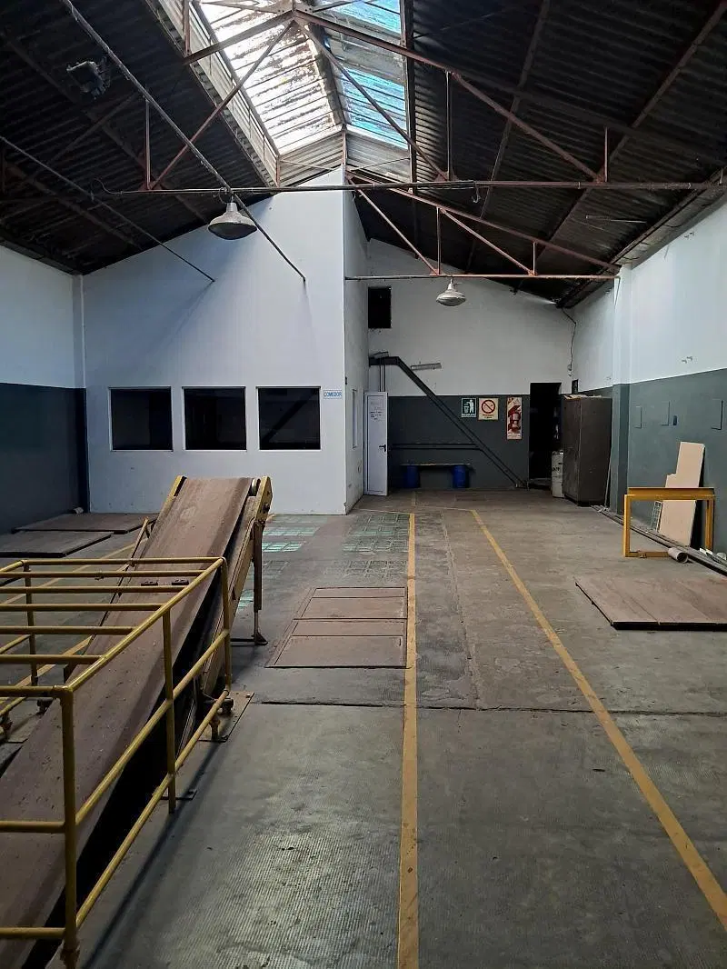 Depósito en venta, Florida a 2 cuadras de Gral. Paz. 2800?m² 2 plantas. sólida construcción 2
