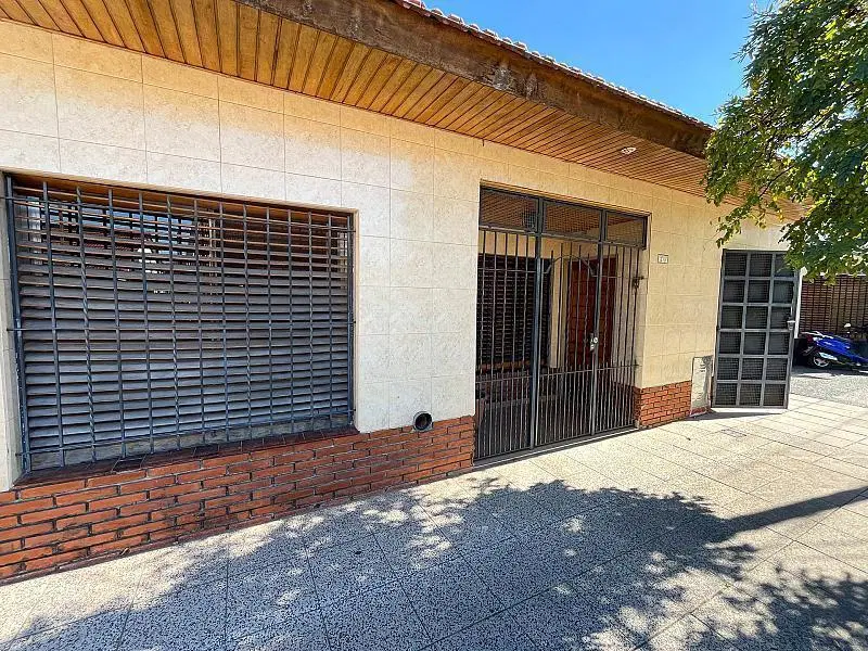 Casa de 4 ambientes con quincho y departamento a terminar al fondo. Monte Grande. 3