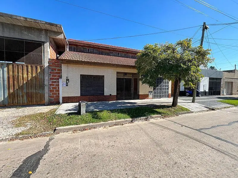 Casa de 4 ambientes con quincho y departamento a terminar al fondo. Monte Grande. 2