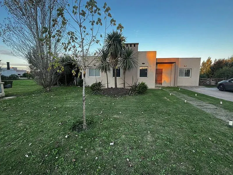 Casa de 7 ambientes sobre lote interno,en Lagos de San Eliseo. Ruta 58,Pte Perón- San Vicente. 3