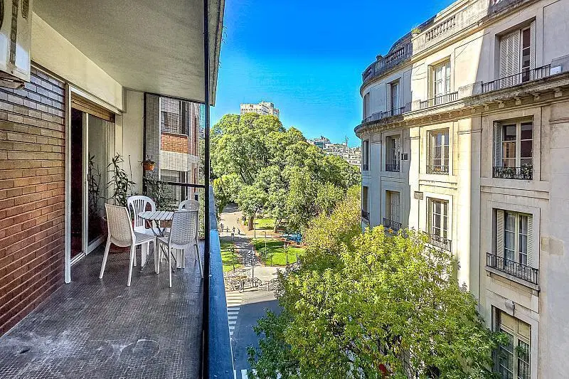 Depto de 4 ambientes con dependencias en Recoleta. Balcón aterrazado. Pza Vicente Lopez. Apto prof. 1