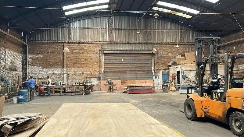 Importante imagen corporativa dado su amplio frente de 33ML, y su 2 altura con 4,400 m2 de deposito 2