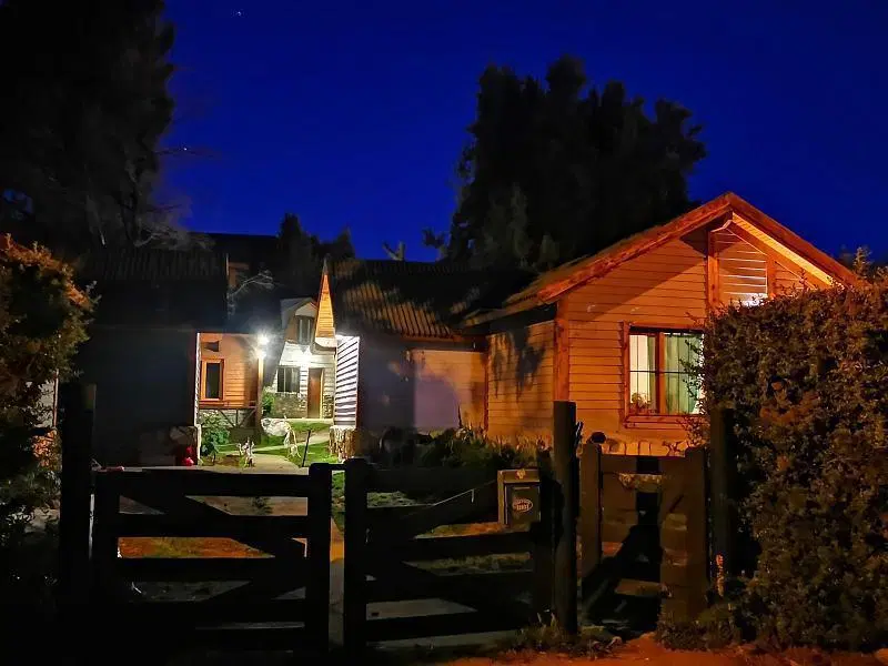 Complejo de Cabañas. Casa, Bungalows. Playa Serena. Bariloche. Nahuel Huapi, Lago Moreno. Sur 1