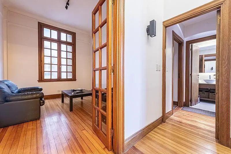 Tres ambientes en edificio francés de categoría. Reciclado. Equipado y Amoblado 3