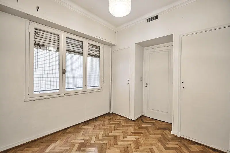 Categoría. Piso. Cuatro dormitorios. Dos cocheras. Luminoso. Recoleta 4