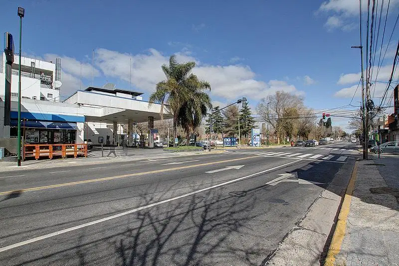 Venta estacion de servicio y gomeria en esquina de Avenida 5