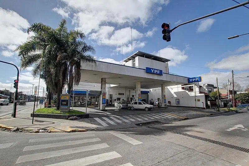 Venta estacion de servicio y gomeria en esquina de Avenida 2