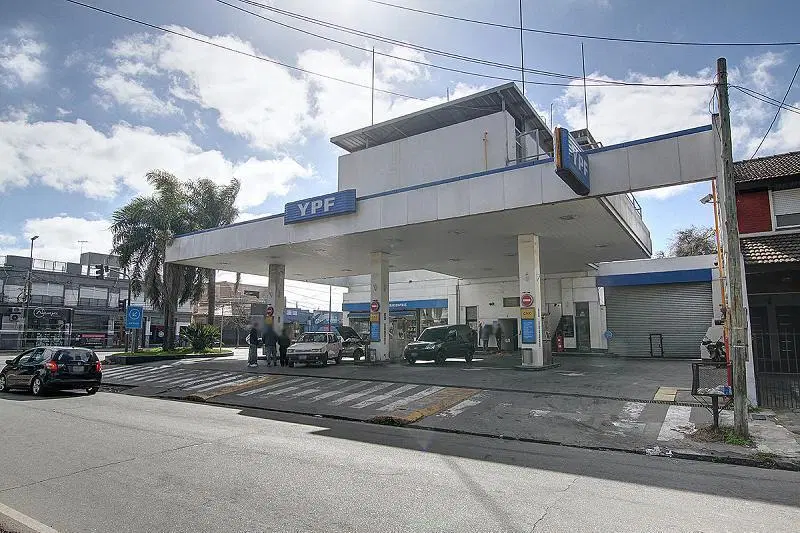 Venta estacion de servicio y gomeria en esquina de Avenida 3