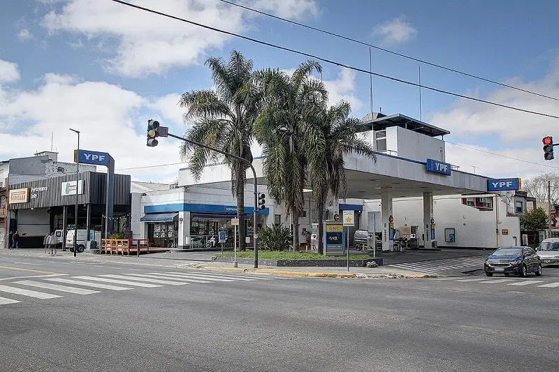 Venta estacion de servicio y gomeria en esquina de Avenida 1