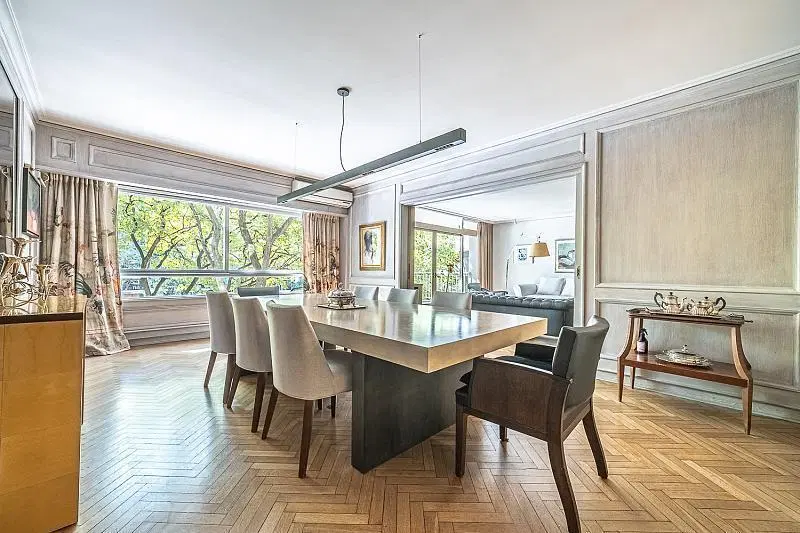 Exclusivo semipiso 4/5 dormitorios. Cochera y baulera. Palermo chico. Av Libertador 3
