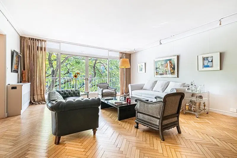 Exclusivo semipiso 4/5 dormitorios. Cochera y baulera. Palermo chico. Av Libertador 4