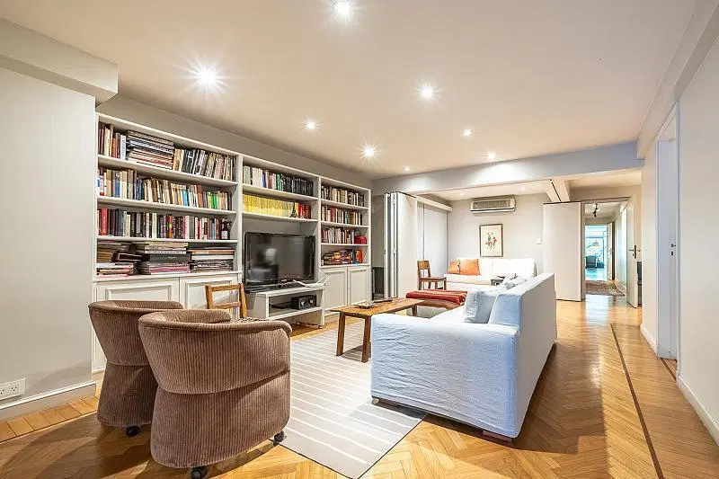 Exclusivo semipiso 4/5 dormitorios. Cochera y baulera. Palermo chico. Av Libertador 2