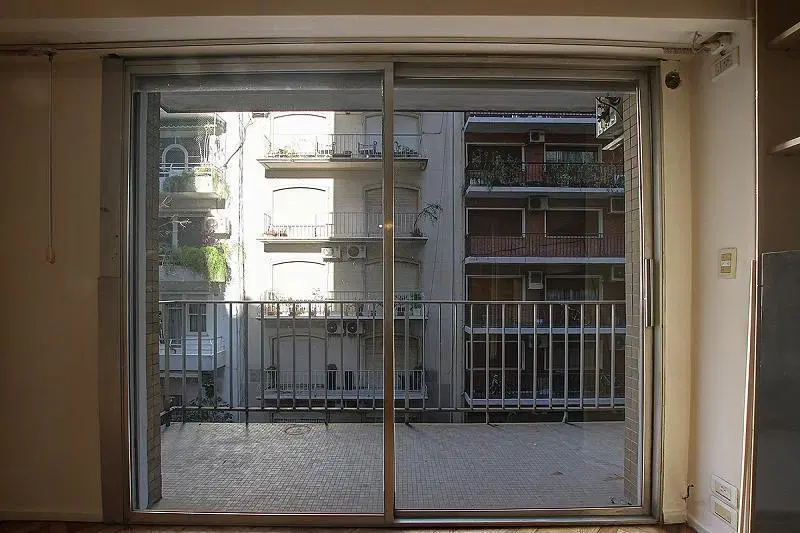 Tres ambientes con dependencia en Recoleta. Cochera fija. Balcón corrido al frente. 3
