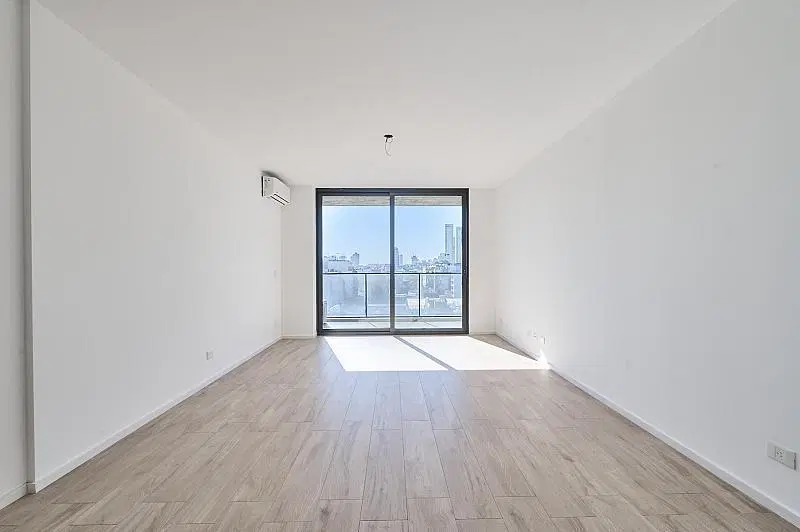 Excelente Amb. Estrenar, con balcón piso alto. Nuevo inteligente Apto Profesional, entrega inmediata 2