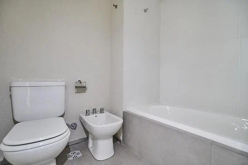 Excelente Amb. Estrenar, con balcón piso alto. Nuevo inteligente Apto Profesional, entrega inmediata 3