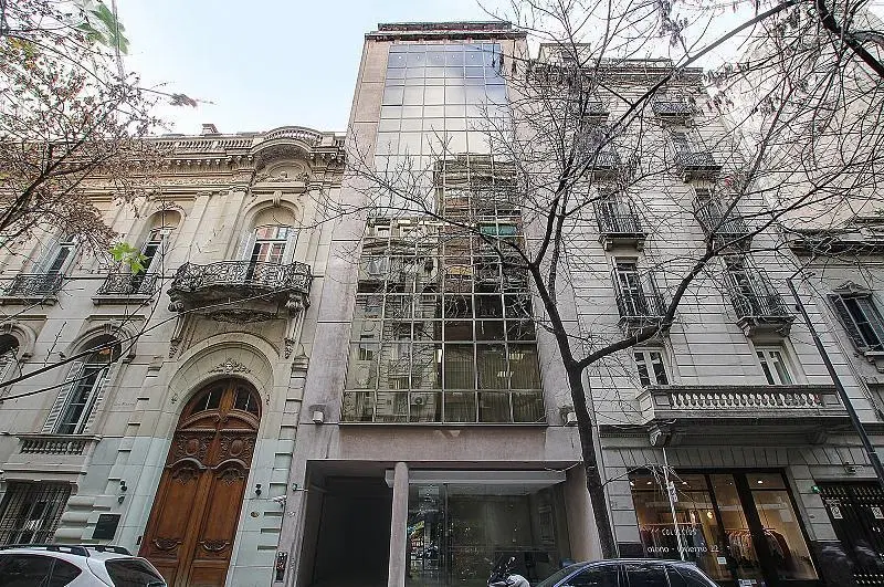 Oficina en planta libre en piso alto. Edificio de oficinas en excelente zona Recoleta. Cochera. 1