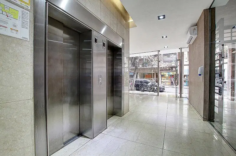Oficina en planta libre en piso alto. Edificio de oficinas en excelente zona Recoleta. Cochera. 2