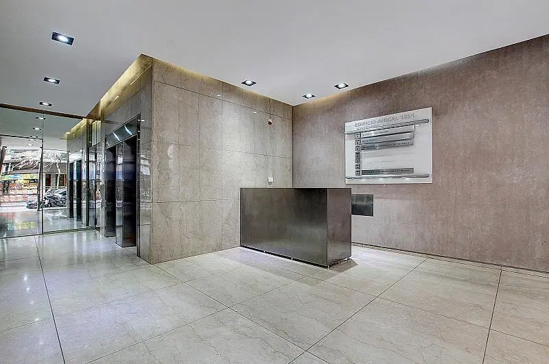 Oficina en planta libre en piso alto. Edificio de oficinas en excelente zona Recoleta. Cochera. 5