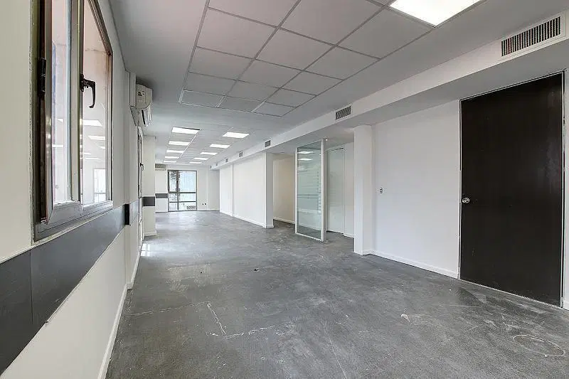 Oficina en planta libre en piso alto. Edificio de oficinas en excelente zona Recoleta. Cochera. 4