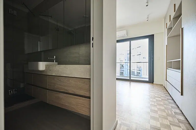 3 dormitorios.1 suite. 2 baños. dependencias. Cochera fija. seguridad. Reciclado. Luminoso 3