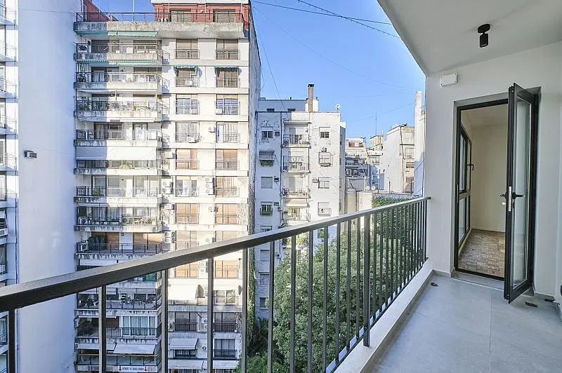 3 dormitorios.1 suite. 2 baños. dependencias. Cochera fija. seguridad. Reciclado. Luminoso 4