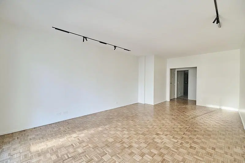 3 dormitorios.1 suite. 2 baños. dependencias. Cochera fija. seguridad. Reciclado. Luminoso 1