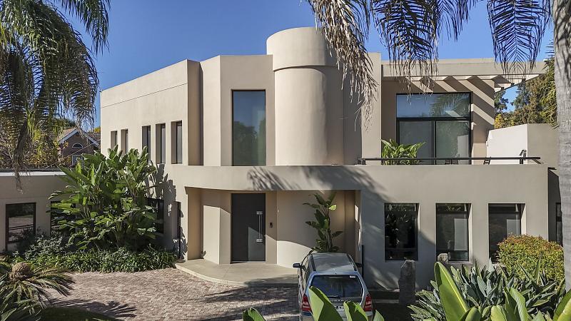 Casa unica, moderna y con diseñoo en venta en San Jorge Village. Lote amplio, luminosa