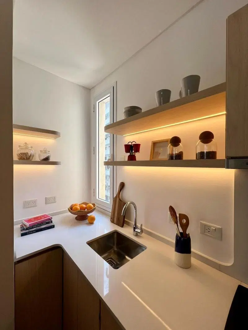 Luminoso dos ambientes al contrafrente. Reciclado. Living comedor, un dormitorio con placard 2