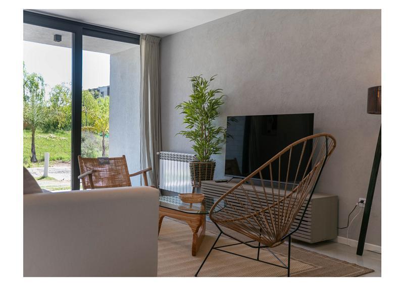 Tigre venta triplex en barrio cerrado con patio y jardín.