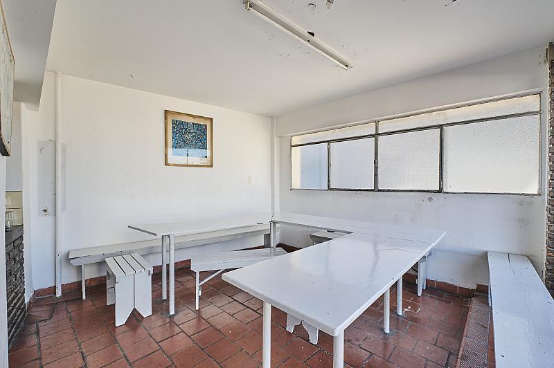 Categoría. 4 ambientes con dependencias. Dos baños. Cochera