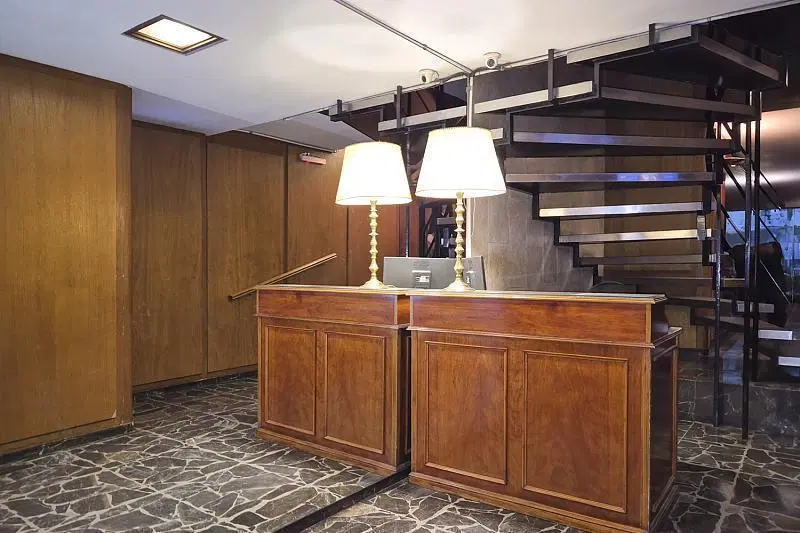 Dos ambientes en Recoleta. Piso alto lateral 8