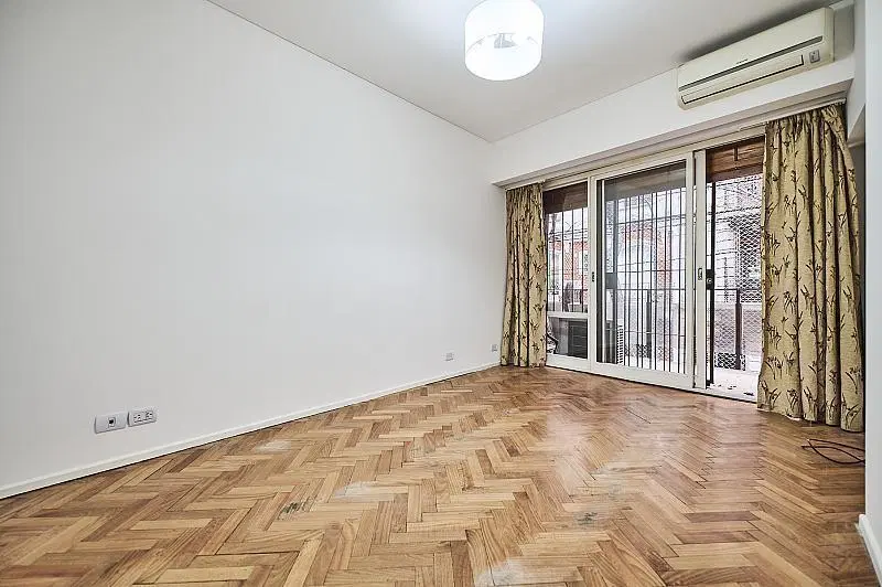 Semipiso. frente. tres dormitorios. (1 suite) Dos baños completos. Cochera fija. Impecable. Recoleta 5