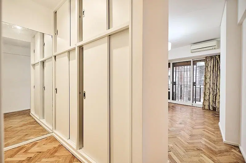 Semipiso. frente. tres dormitorios. (1 suite) Dos baños completos. Cochera fija. Impecable. Recoleta 4