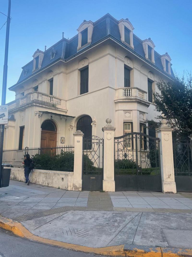Casa en esquina de 3 plantas en Belgrano R