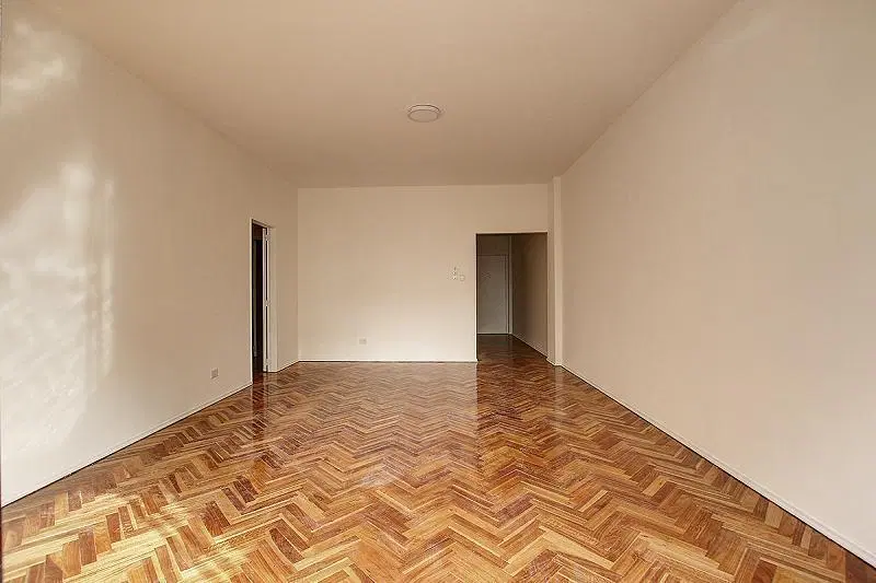 Excelente 4 ambientes con dependencia y balcón al frente en plena Recoleta. Alquiler 4