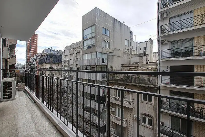 Excelente 4 ambientes con dependencia y balcón al frente en plena Recoleta. Alquiler 2