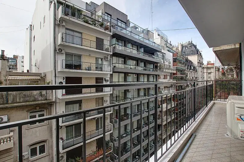 Excelente 4 ambientes con dependencia y balcón al frente en plena Recoleta. Alquiler 5