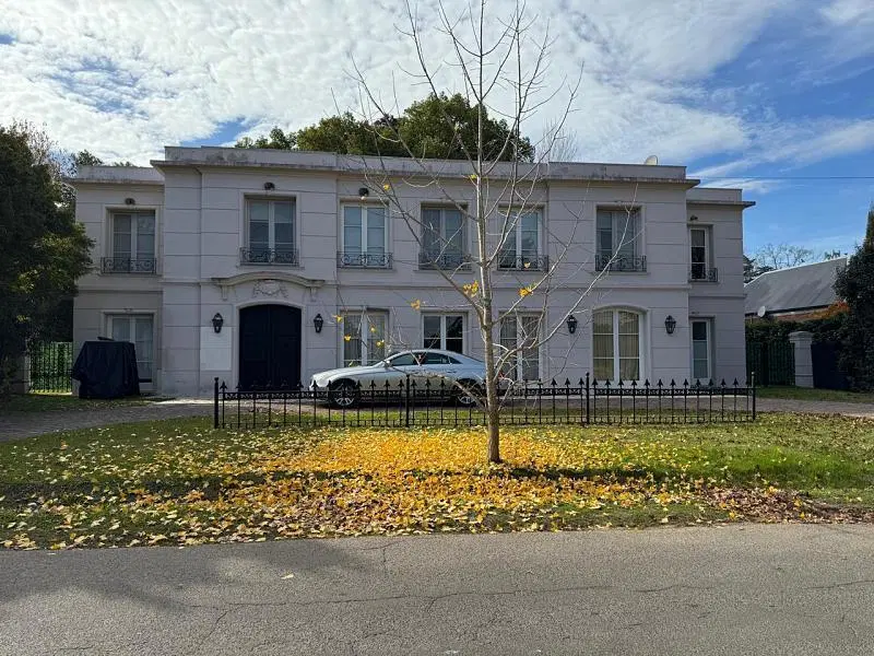 Señorial casa de dos plantas en venta en el Golf Club Argentino con vista a la cancha de golf. 3