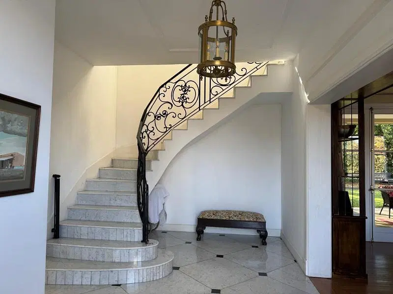 Señorial casa de dos plantas en venta en el Golf Club Argentino con vista a la cancha de golf. 4