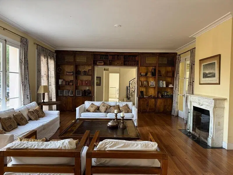 Señorial casa de dos plantas en venta en el Golf Club Argentino con vista a la cancha de golf. 2