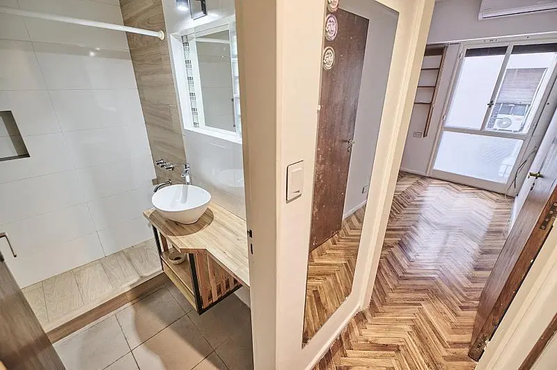 Oportunidad - depto de dos ambientes cerca de Plaza Vicente López. Remodelado. Recoleta 3