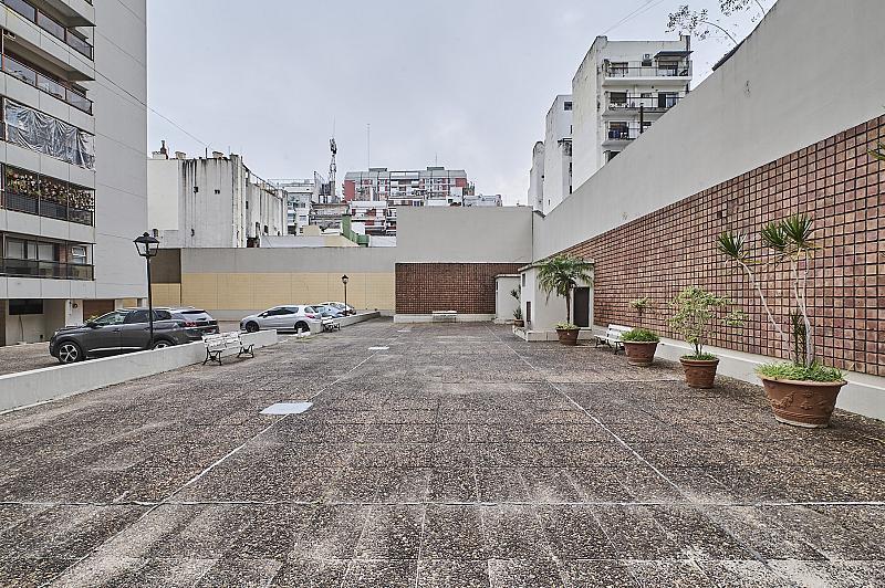 Departamento 4 ambientes balcon aterrazado cochera y baulera Al frente en Barrio Norte